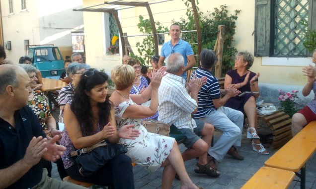 Andrea Basili figlio del mitico Sandro Basili detto "Scelbetta" è intervenuto alla seconda presentazione del libro "Storie di Pallone". Dire che mi ha fatto immenso piacere avere ospite nella presentazione del libro sulla storia del calcio castiglionese Andrea Basili figlio del nostro mitico primo capitano della squadra di Castiglione, poichè Sandro è entrato nella storia sia calcistica che ordinaria del paese. Gestore insieme al mitico papà Alfredo del Bar in Corso Roma, calciatore di classe, prima della Polisportiva Libertas (questo era il nome della prima Società), poi della squadra amatori E. Fanelli; è stato anche eroico cittadino italiano in quanto militare di carriera presso il CAALE di Viterbo, ha partecipato in varie missioni di pace e per questo probabilmente ha perso la vita per averci beccato una malattia incurabile. Insieme ad Andrea Basili, alla moglie ed i figli (due) che sono poi i nipoti di Sandro è intervenuta anche la vedova di Sandro: Signora Licia Arena. Un grazie di cuore per la loro presenza.