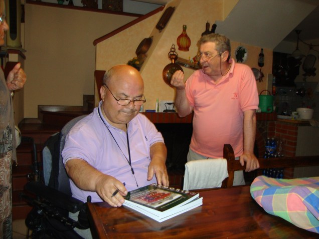 Consegna del libro a Gianni Gozzuti a domicilio perchè impossibilitato a venire a Castiglione. Gianni ha giocato nella squadra della Polisportiva Libertas Castiglione.