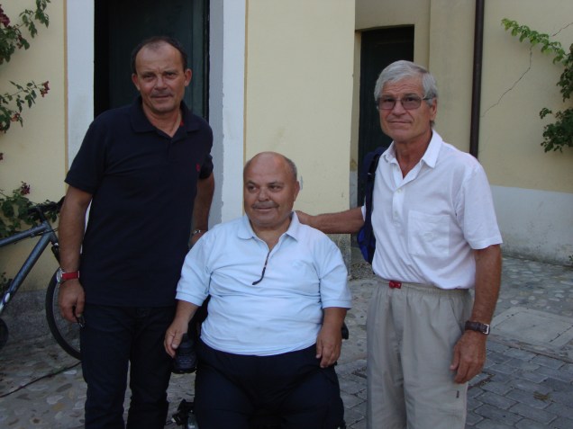  Io con due colonne della U.P. CASTIGLIONESE vincitrice primo campionato di 3/a categoria, Franco Molinari (centravanti) e Marchignani Patrizio (mezz'ala).