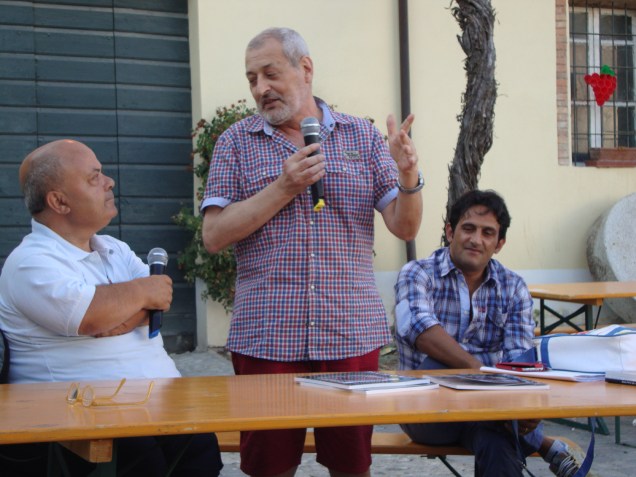 Sergio Volentieri ha raccontato un episodio accaduto mentre giocava in piazza Maggiore col suo nuovo pallone di cuoio ricevuto in regalo (era quello chiuso con il laccio esterno, a Castiglione l'aveva solo lui): "Era il 1959 mio fratello mi aveva regalato per il mio compleanno un pallone di cuoio nuovo ed allora mentre giocavamo in piazza con i miei coetanei provando il piacere di calciare ilnuovo pallone, fummo rincorsi da due giovanotti più grandi di noi tali G.T. e B.D., che presi dall'invidia ci rubarono il pallone e se ne andarono.  Io preso dalla collera e dalla preoccupazione per il furto ricevuto, non potevo rientrare a casa senza pallone nuovo: come mi sarei giustificato con i miei genitori? Fermo sul bordo della piazza e inizio di via del borgo, urlavo a squarciagola agli amici furfanti di restituirmi il pallone! Questi mi guardavano provocatoriamente sorridenti dalla parte opposta, in fondo al Corso e non cedevano. Il nervoso cresceva al punto che improvvisamente presi in mano una pietra e gliela tirai contro minacciosamente, sperando di spaventarli e convincerli a restituire il pallone. Macchè, la sfortuna volle che la pietra vacante e saltellante sui quadrelli della piazza andò a colpire una povera malcapitata signora che usciva innocente dal vicolo del Poggetto. Il sasso la prese in piena fronte provocando una seria ferita con notevole fuoriuscita di sangue. Le persone presenti che avevano assistito al fatto, si resero subito conto della gravità dell'accaduto ed accorsero in aiuto della ferita. Io fui preso dallo spavento scappai a casa per la paura, abbandonando l'idea di recuperare il pallone, la situazione si era fatta molto più grave del previsto. Il problema era come giustificarmi con i gentori, infatti quando impararono i fatti e tornarono a casa, prima le buscai sonoramente, poi dovettero pagare tutte le spese mediche della sventurata signora e per punizione mi tolsero il pallone per un mese intero.Quando mi ripresi, incontrai gli amici furfanti e invidiosi che mi confessarono il loro spavento per ciò che era accaduto e promisero che col pallone era meglio giocarci insieme, anzichè fregarlo. La cosa che ancor oggi mi dispiace è che non ho mai saputo il nome della malcapitata signora e non l'ho più incontrata. Un amico, quando gli ho raccontato questo fatto, mi ha confortato facendo questa battuta: <Caro Sergio, dietro ogni novità si nasconde sempre uno scotto da pagare!"