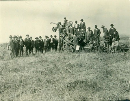 1930 Macchina tipo Fowler che col motore a vapore riusciva a dissodare i duri terreni (g.c. di Luciano Pasquini)